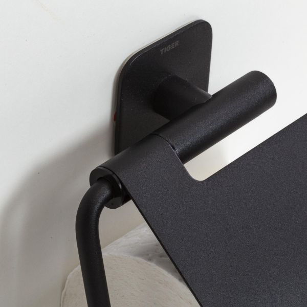 Colar toalettrullholder m/lokk matt sort
